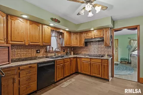 Kitchen - 2124 Blackhawk Rd, Springfield, IL 62702 photo 2 of 3