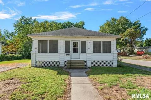 800 E Adams St, Taylorville, IL 62568
