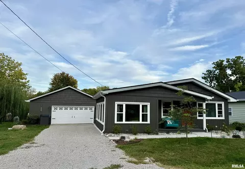 179 Cedar Ln, Petersburg, IL 62675
