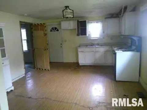 Entry Way - 920 Elm St, Macomb, IL 61455 photo 1 of 4