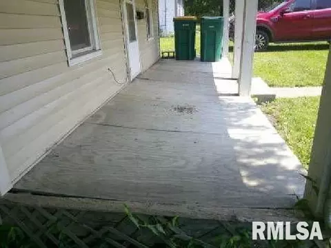 Exterior - 920 Elm St, Macomb, IL 61455 photo 1 of 5