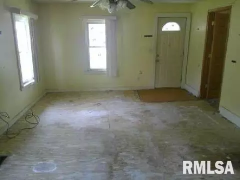 Living - 920 Elm St, Macomb, IL 61455 photo 1 of 1