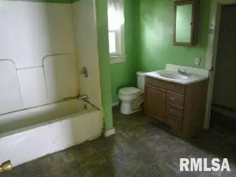Entry Way - 920 Elm St, Macomb, IL 61455 photo 3 of 4