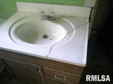 Bath - 920 Elm St, Macomb, IL 61455 photo 1 of 2