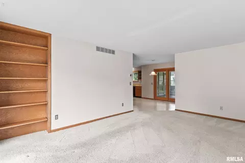 Living - 209 Prestwick Rd, Springfield, IL 62702 photo 8 of 9