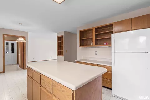 Kitchen - 209 Prestwick Rd, Springfield, IL 62702 photo 4 of 5