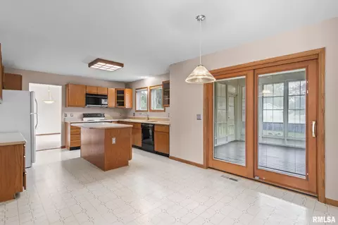 Kitchen - 209 Prestwick Rd, Springfield, IL 62702 photo 3 of 5