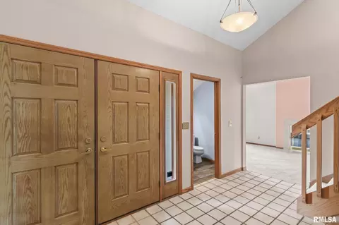Entry Way - 209 Prestwick Rd, Springfield, IL 62702 photo 3 of 6