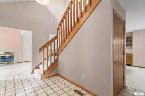 Entry Way - 209 Prestwick Rd, Springfield, IL 62702 photo 2 of 6