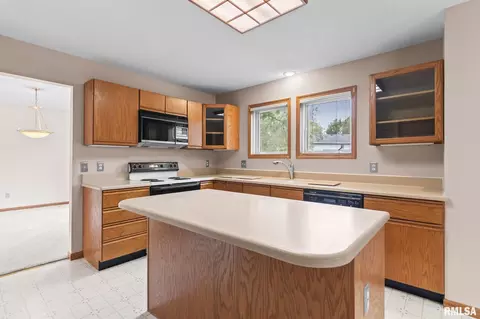 Kitchen - 209 Prestwick Rd, Springfield, IL 62702 photo 1 of 5
