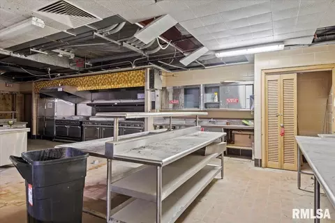 Kitchen - 501 E Capitol St, Springfield, IL 62701 photo 3 of 5