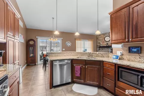 Kitchen - 4713 Greenbriar Dr, Springfield, IL 62711 photo 1 of 2