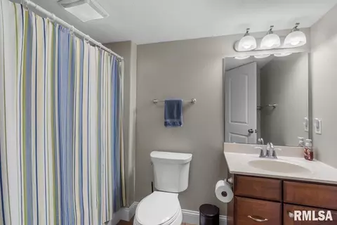Bath - 4713 Greenbriar Dr, Springfield, IL 62711 photo 2 of 2