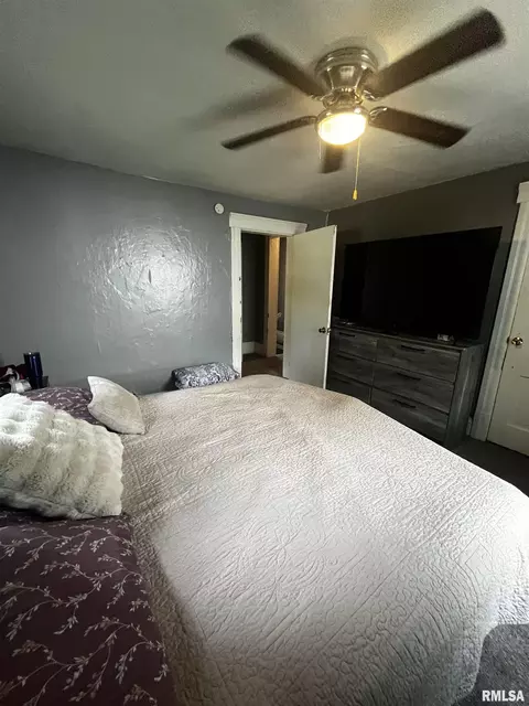 Bedroom - 620 W Lawrence St, Springfield, IL 62704 photo 3 of 3