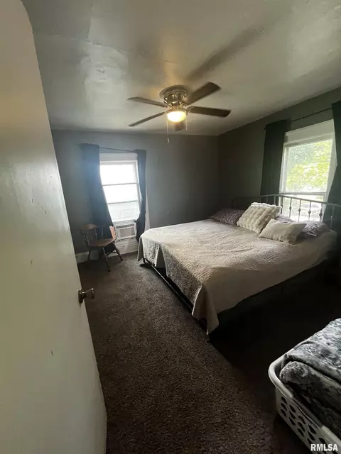 Bedroom - 620 W Lawrence St, Springfield, IL 62704 photo 1 of 3