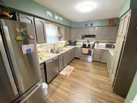 Kitchen - 46 Circle Dr, Springfield, IL 62703 photo 1 of 2