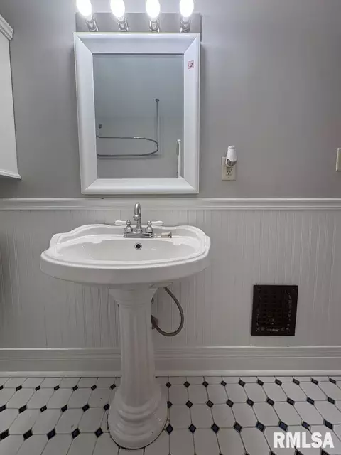 Bath - 1036 W Washington St, Springfield, IL 62702 photo 4 of 6