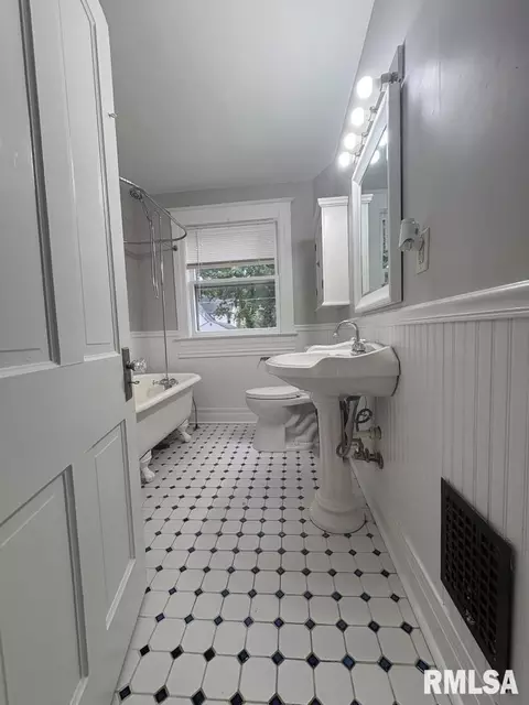 Bath - 1036 W Washington St, Springfield, IL 62702 photo 2 of 6