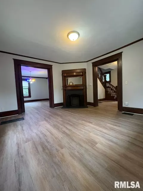 Living - 1036 W Washington St, Springfield, IL 62702 photo 1 of 2
