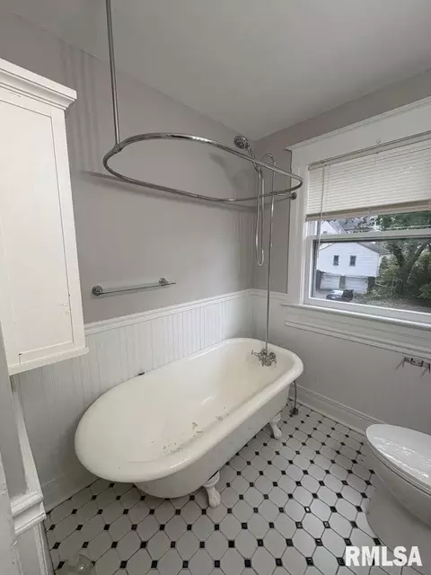 Bath - 1036 W Washington St, Springfield, IL 62702 photo 3 of 6