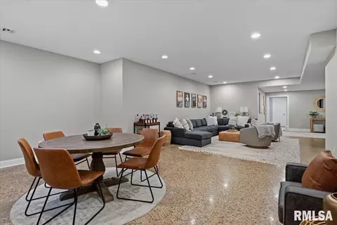 Dining - 6620 Phlox Dr, Springfield, IL 62712 photo 4 of 5