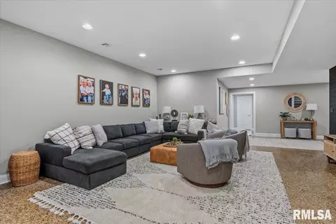 Living - 6620 Phlox Dr, Springfield, IL 62712 photo 4 of 5