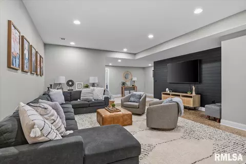 Living - 6620 Phlox Dr, Springfield, IL 62712 photo 5 of 5