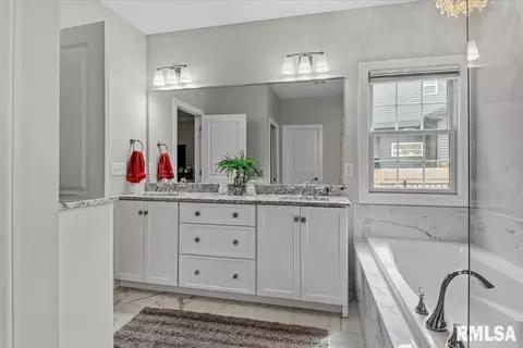 Bath - 6620 Phlox Dr, Springfield, IL 62712 photo 3 of 5