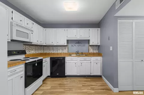 Kitchen - 2650 Cooper Ave, Springfield, IL 62704 photo 4 of 4