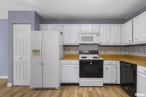 Kitchen - 2650 Cooper Ave, Springfield, IL 62704 photo 2 of 4