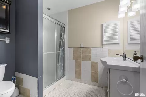 Bath - 2650 Cooper Ave, Springfield, IL 62704 photo 3 of 4