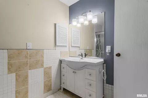 Bath - 2650 Cooper Ave, Springfield, IL 62704 photo 2 of 4