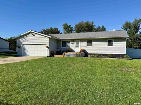 655 William Dr, Knoxville, IL 61448