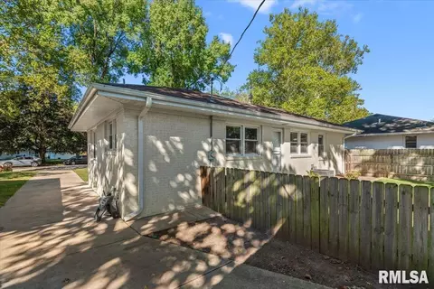 Exterior - 2104 Parkview Dr, Springfield, IL 62704 photo 3 of 9