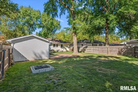 Exterior - 2104 Parkview Dr, Springfield, IL 62704 photo 6 of 9