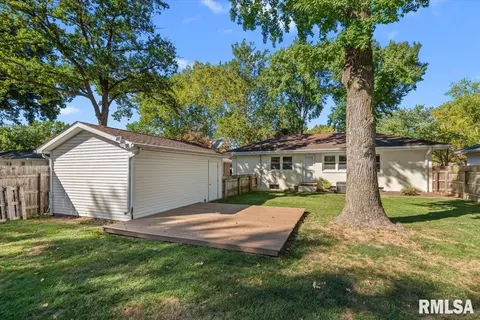 Exterior - 2104 Parkview Dr, Springfield, IL 62704 photo 7 of 9