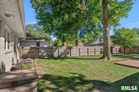 Exterior - 2104 Parkview Dr, Springfield, IL 62704 photo 4 of 9