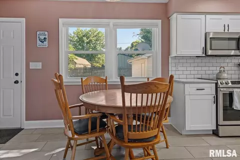 Dining - 2104 Parkview Dr, Springfield, IL 62704 photo 1 of 1