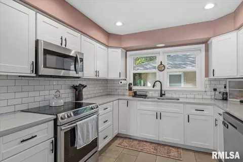 Kitchen - 2104 Parkview Dr, Springfield, IL 62704 photo 1 of 2