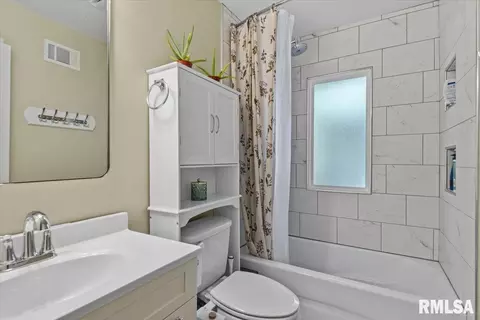 Bath - 2104 Parkview Dr, Springfield, IL 62704 photo 2 of 2