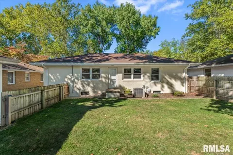 Exterior - 2104 Parkview Dr, Springfield, IL 62704 photo 5 of 9