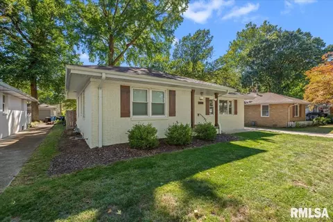 Exterior - 2104 Parkview Dr, Springfield, IL 62704 photo 1 of 9