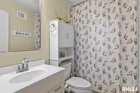 Bath - 2104 Parkview Dr, Springfield, IL 62704 photo 1 of 2