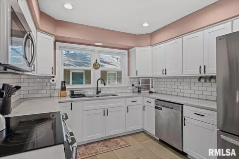 Kitchen - 2104 Parkview Dr, Springfield, IL 62704 photo 2 of 2