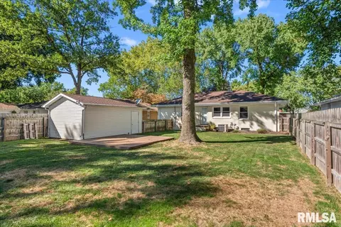 Exterior - 2104 Parkview Dr, Springfield, IL 62704 photo 8 of 9