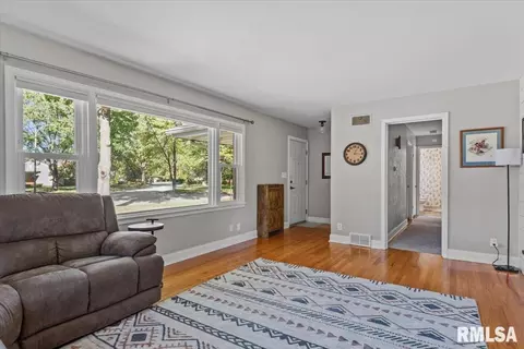 Entry Way - 2104 Parkview Dr, Springfield, IL 62704 photo 1 of 1