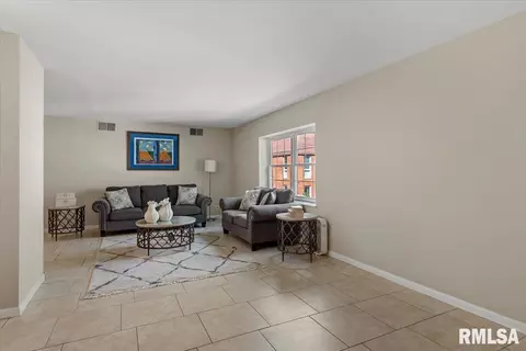 Living - 1309 S Douglas Ave, Springfield, IL 62704 photo 3 of 4