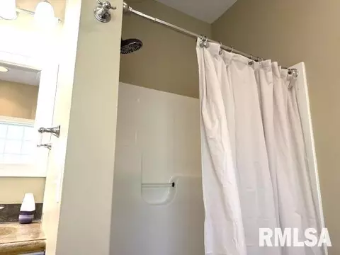 Bath - 1620 Hoechester Rd, Springfield, IL 62712 photo 6 of 12