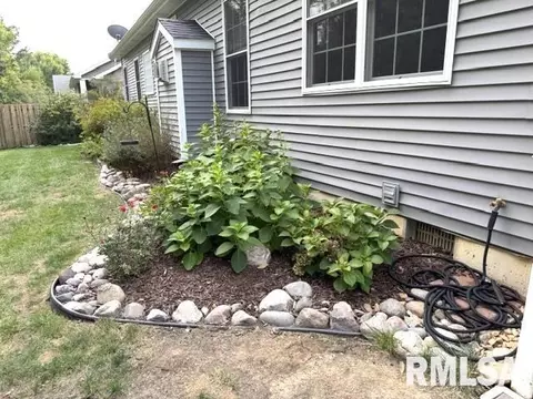 Exterior - 1620 Hoechester Rd, Springfield, IL 62712 photo 6 of 9