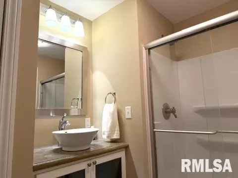 Bath - 1620 Hoechester Rd, Springfield, IL 62712 photo 11 of 12